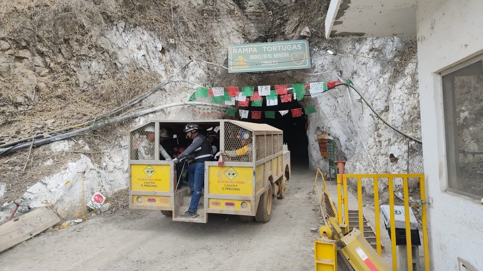 sin parar siguen los trabajos de rescate de tres mineros atrapados en una mina de el rosario