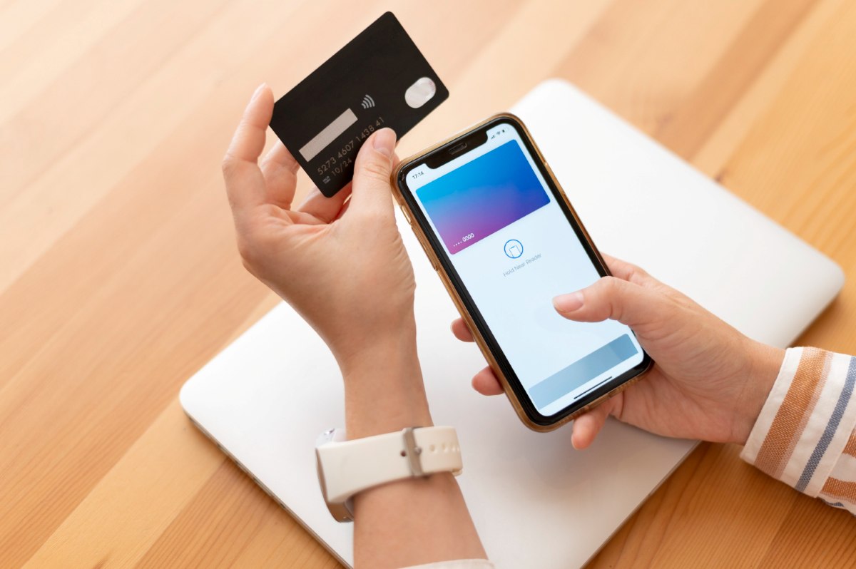 Compra de servicios digitales (celular y tarjeta bancaria)