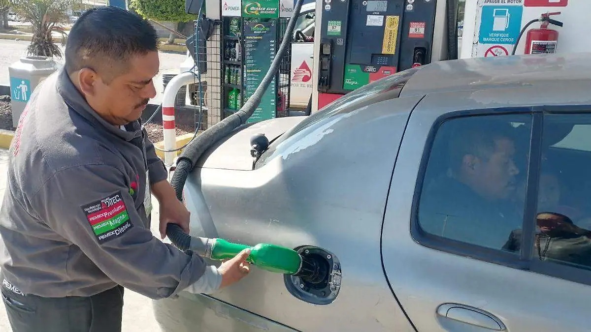 Trabajador despachando gasolina verde