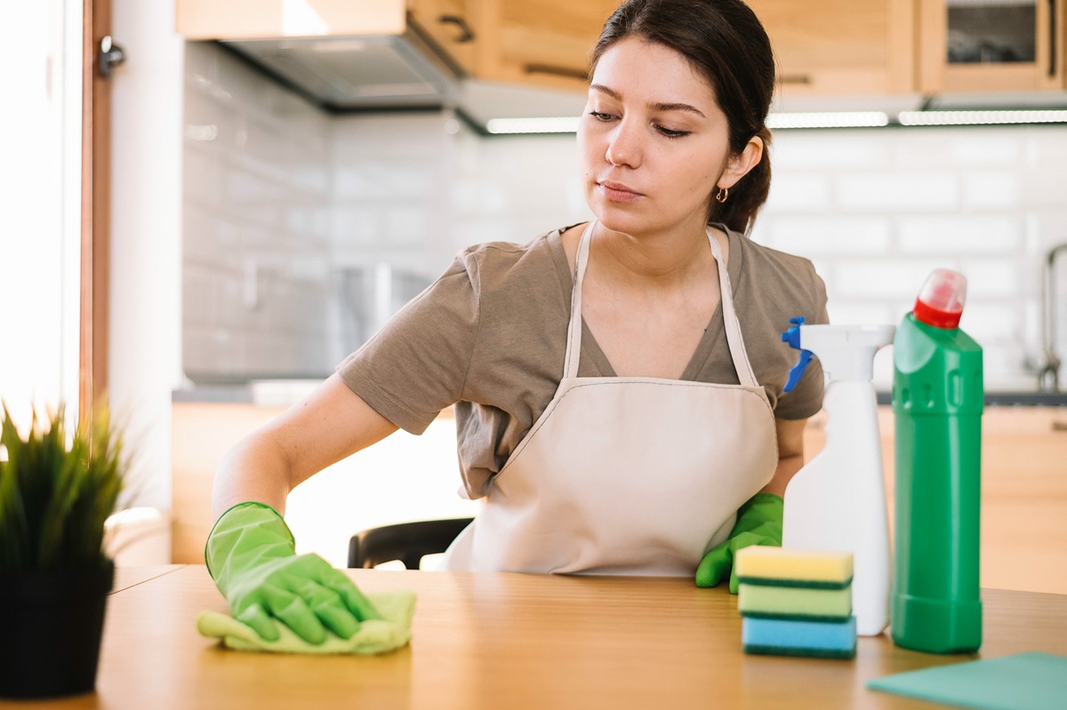 Trabajadora del hogar, haciendo las tareas domésticas