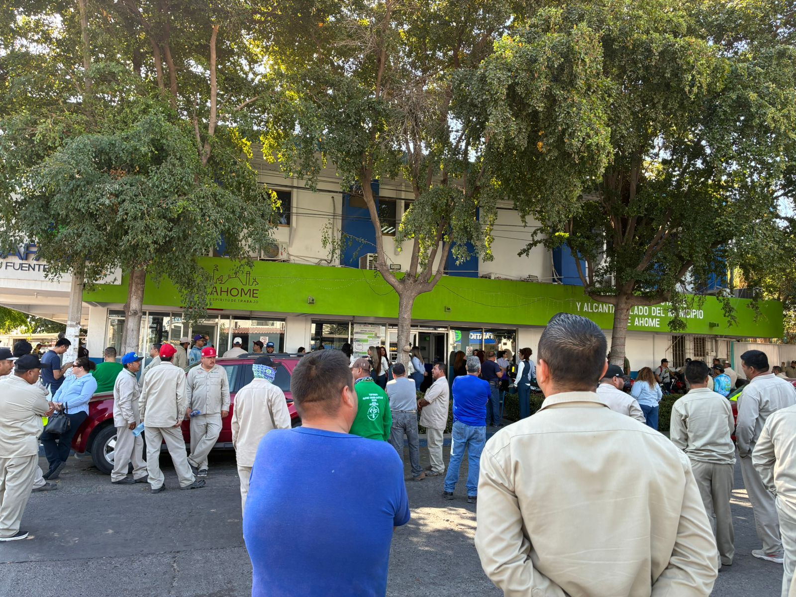un nutrido grupo de trabajadores de japama se manifestaron esta mañana en los mochis