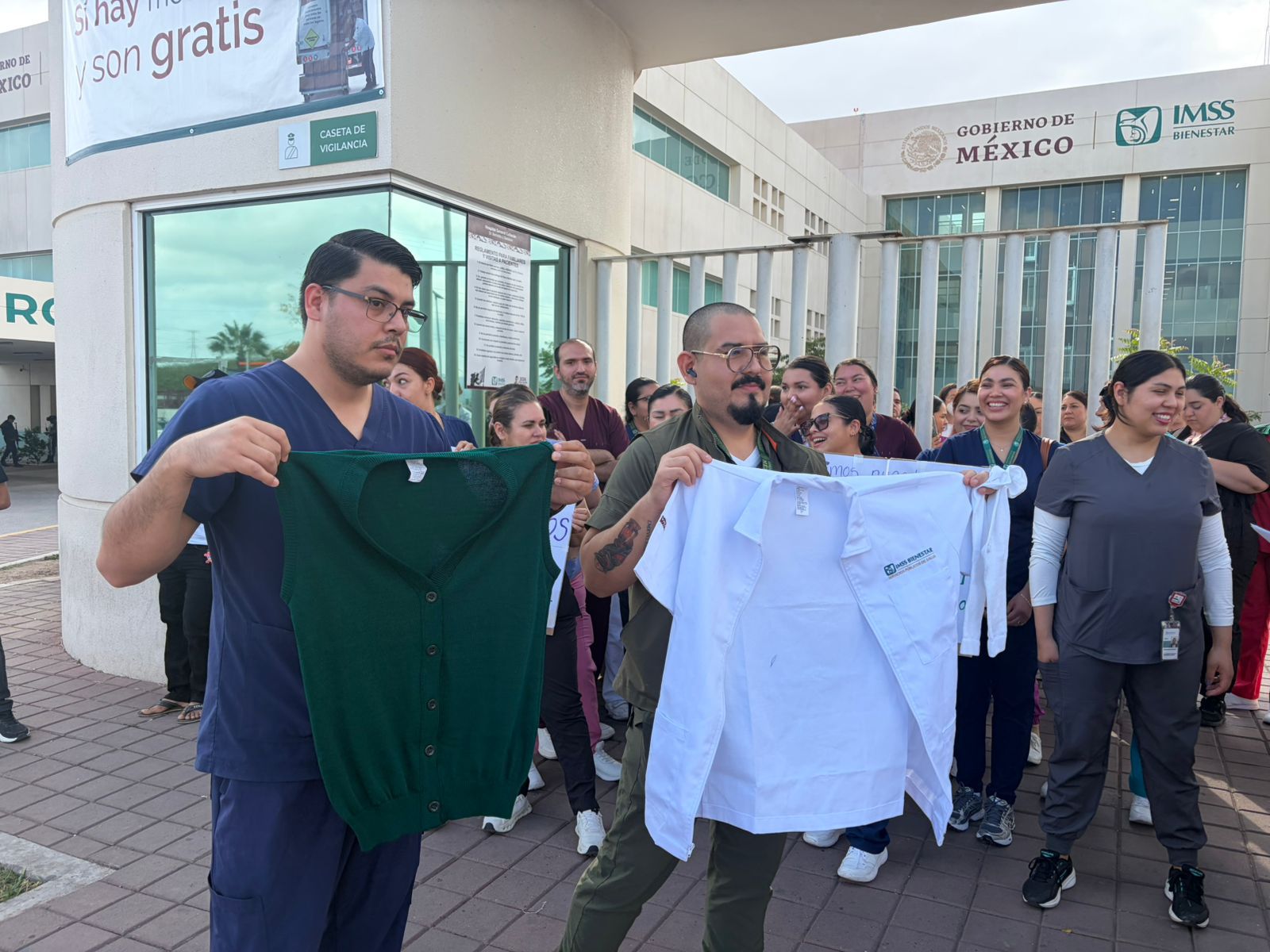 trabajadores del hospital general imss bienestar de culiacan exigen el pago de algunas prestaciones