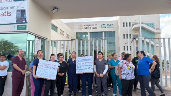 Con manifestación, trabajadores del HG IMSS-Bienestar de Culiacán exigen cumplimiento de prestaciones laborales