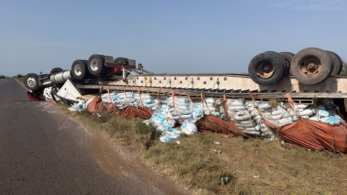 trailer cargado con alimento para camaron queda volcado en plan de san luis ahome