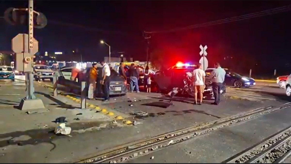 Tren embiste vehículo en el cruce de Paseo del Atlántico, en Mazatlán