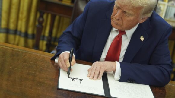 ¡Donald Trump hasta en los billetes! La firma del mandatario se incorporará en el papel moneda