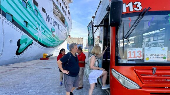Tres gigantes del mar llenan este jueves 12 de marzo a Mazatlán, Sinaloa de vida: más de 11 mil cruceristas invaden la Perla del Pacífico