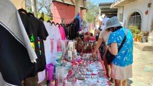turistas de visita en el puerto de mazatlan sin