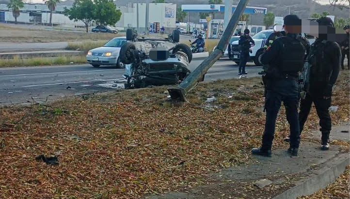 un auto se volco este 10 de marzo en mazatlan sinaloa