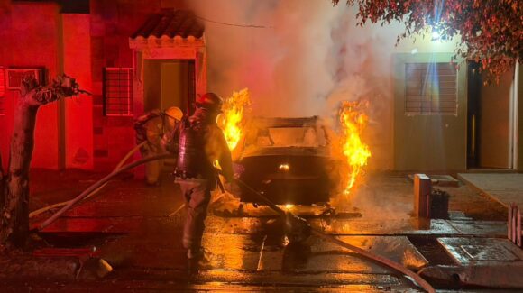 Despierta a familia incendio de su vehículo estacionado en el fraccionamiento Las Cerezas de Los Mochis, Sinaloa