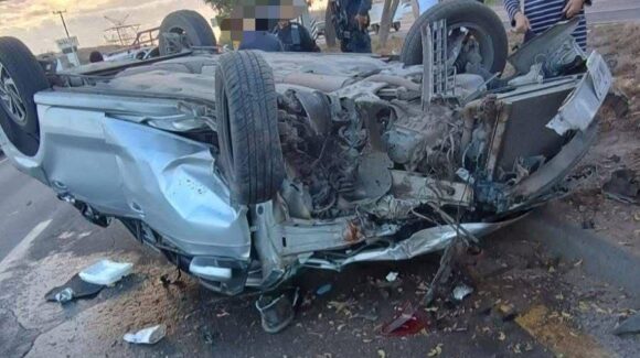Auto vuelca tras chocar contra luminaria en la México 15; hay un herido al sur de Mazatlán, Sinaloa