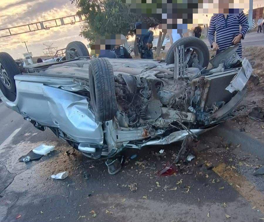 un automovil se volco este 10 de marzo en mazatlan sinaloa