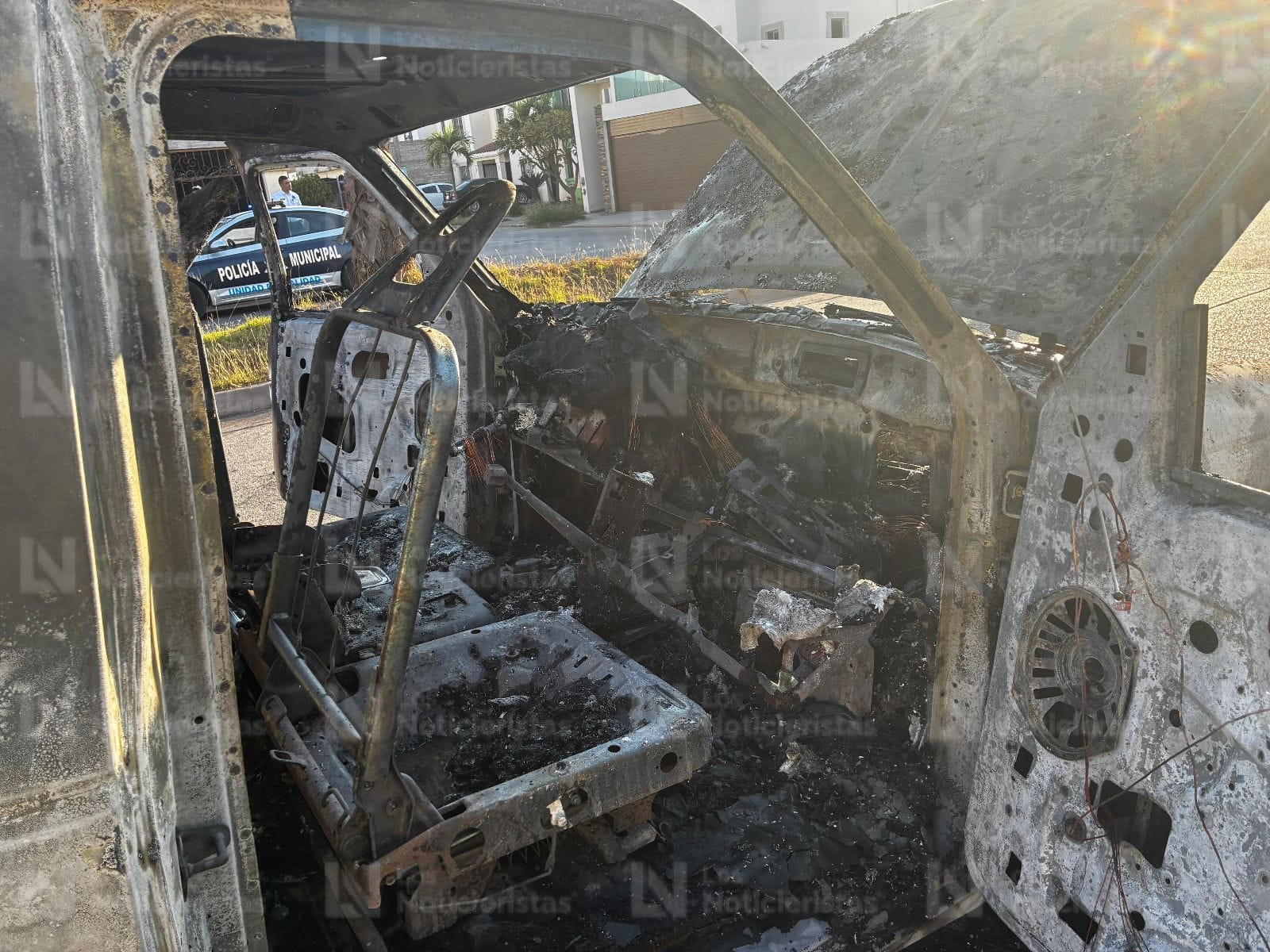 un fuerte incendio consume camioneta en los mochis