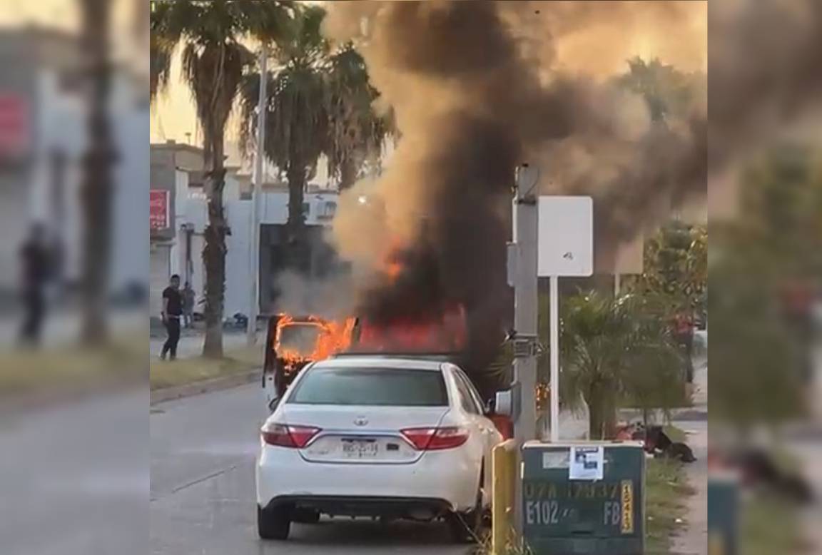 un fuerte incendio consume camioneta en los mochis