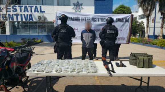 Detienen a un hombre con un AK-47, una granada y droga, en Navolato