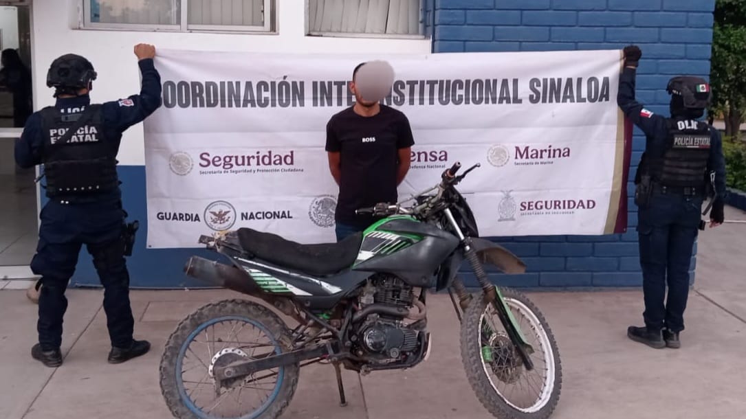Al revisar al conductor, no se le localizó ningún objeto ilegal; sin embargo, al cotejar los datos de la motocicleta, se constató que cuenta con reporte de robo