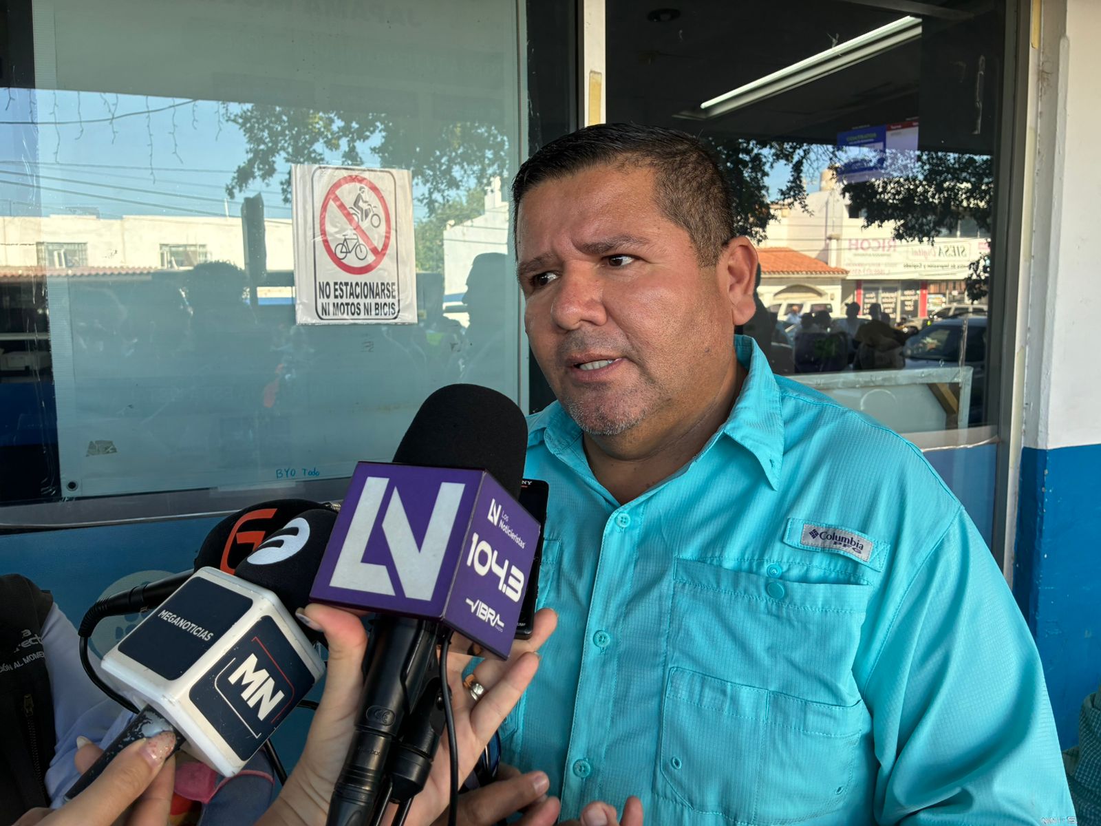 un nutrido grupo de trabajadores de japama se manifestaron esta mañana en los mochis