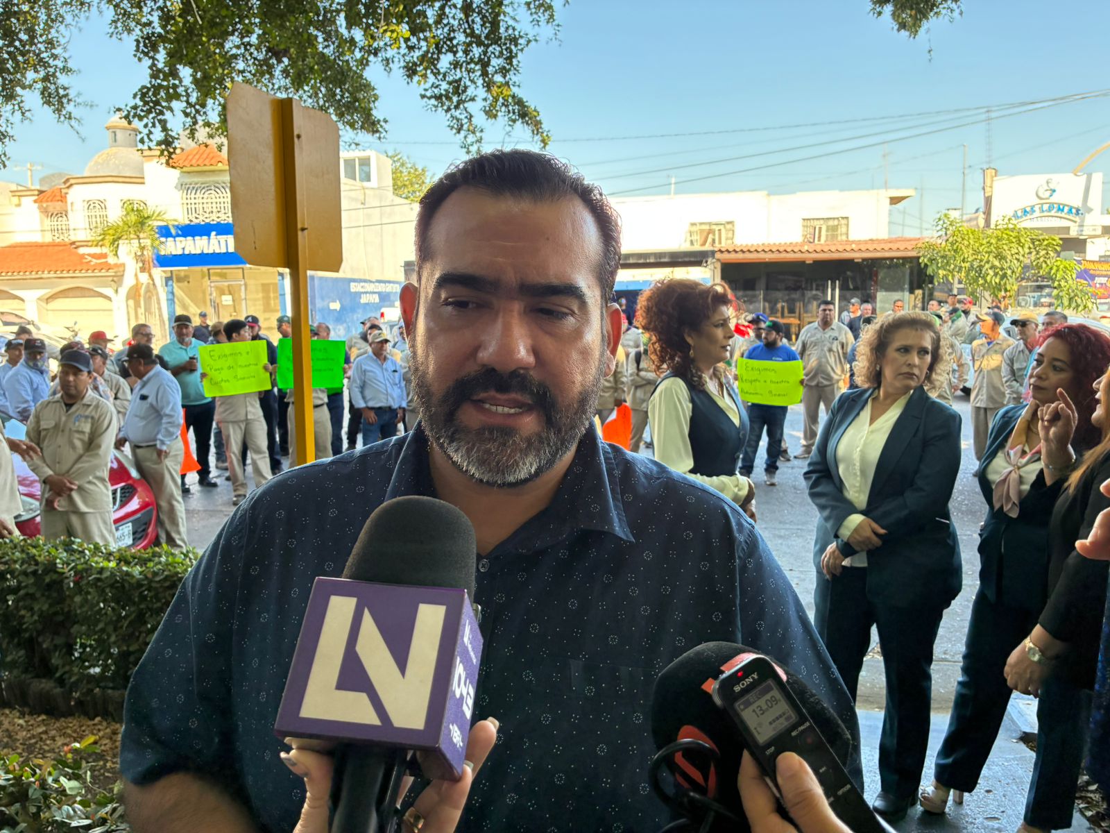 un nutrido grupo de trabajadores de japama se manifestaron esta mañana en los mochis