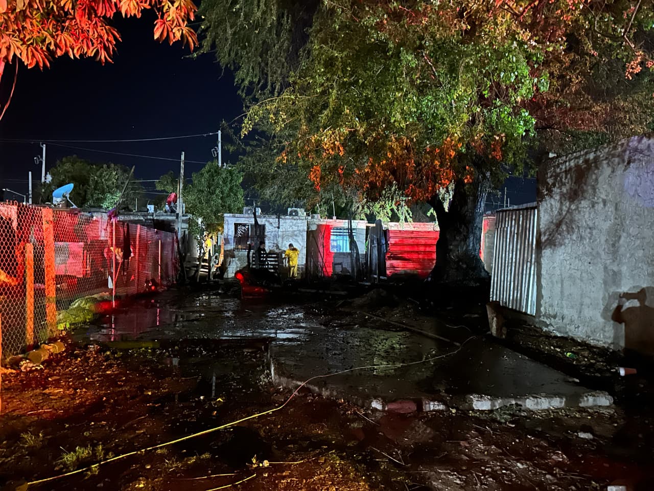 casa de lamina y carton fue quemada intencionalmente en los mochis