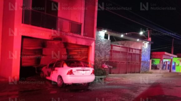 Impactan vehículo contra portón eléctrico de casa y les prenden fuego en la colonia Rosario Uzárraga, en Culiacán, Sinaloa