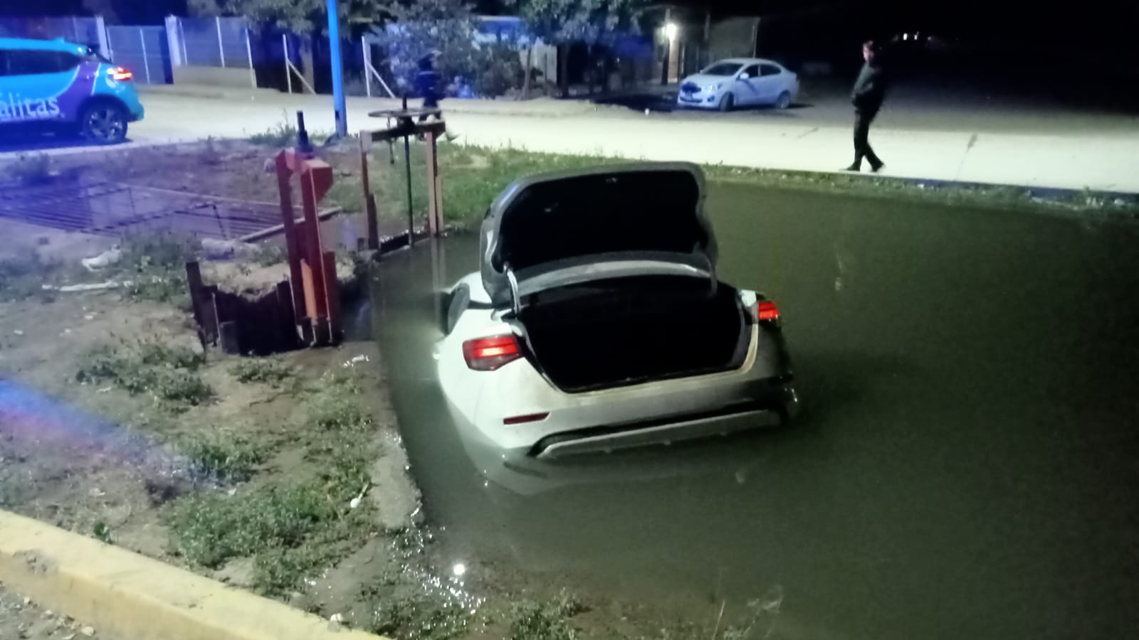 automóvil Nissan Sentra, modelo 2024, de color blanco cae a canal de riego