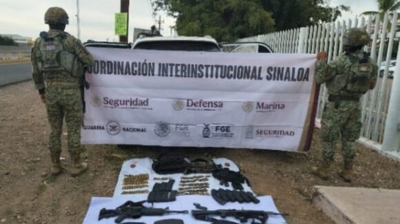 Militares aseguran un vehículo robado con armas largas, drogas y chalecos antibala en Culiacán, Sinaloa