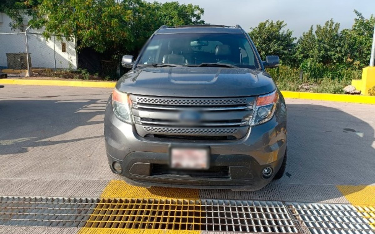 Vehículo en el detuvieron a hombre en Culiacán con armas largas y cargadores