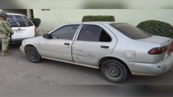 Militares recuperan vehículo, momentos después de ser robado en Los Ángeles, Culiacán
