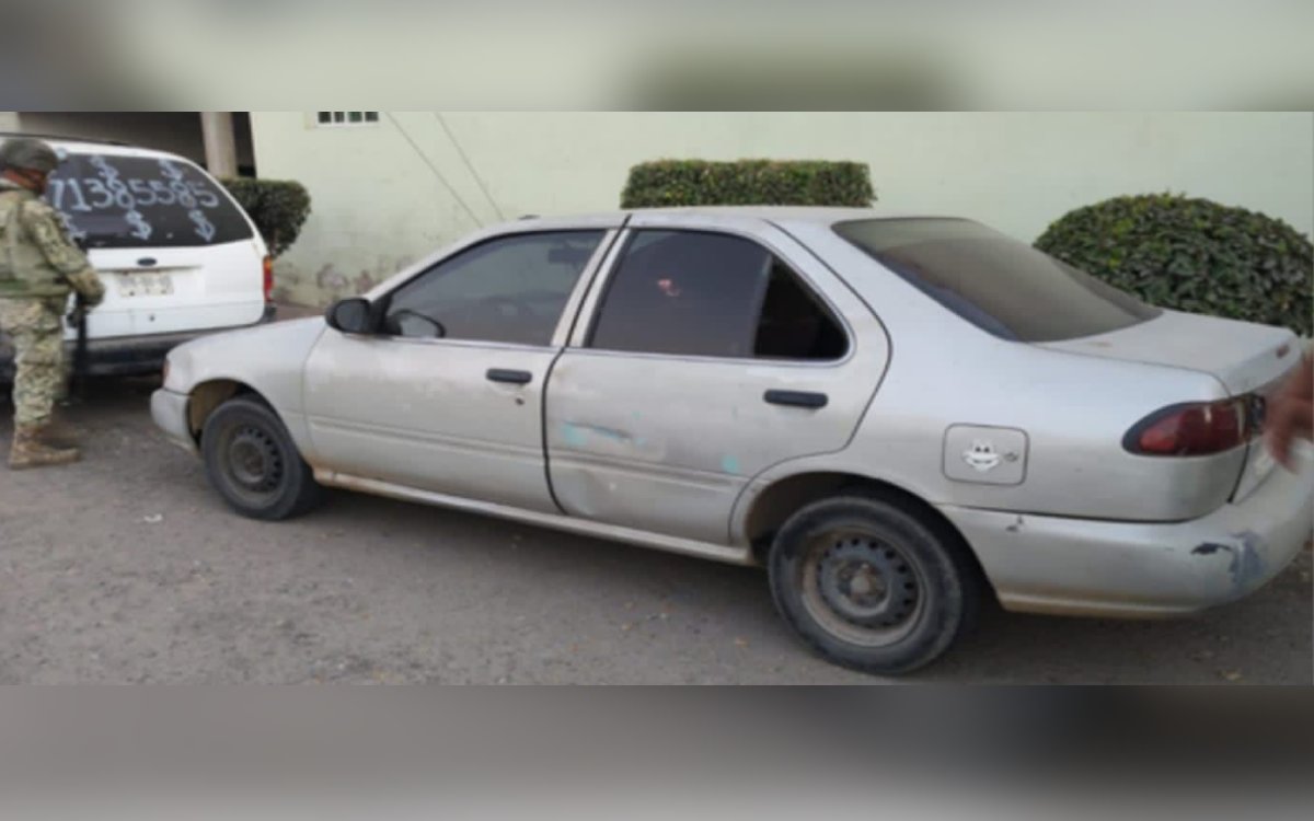vehículo Nissan Sentra recuperado por el Ejército