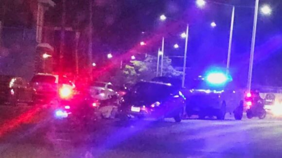 Arrojan ponchallantas en Mazatlán, Sinaloa; vehículos quedan dañados en plena vialidad