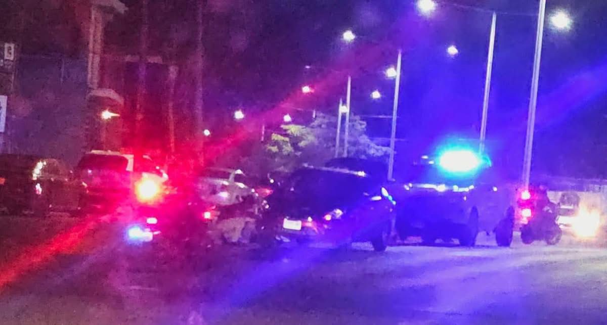 Vehículos caen en ponchallantas en Mazatlán, Sinaloa