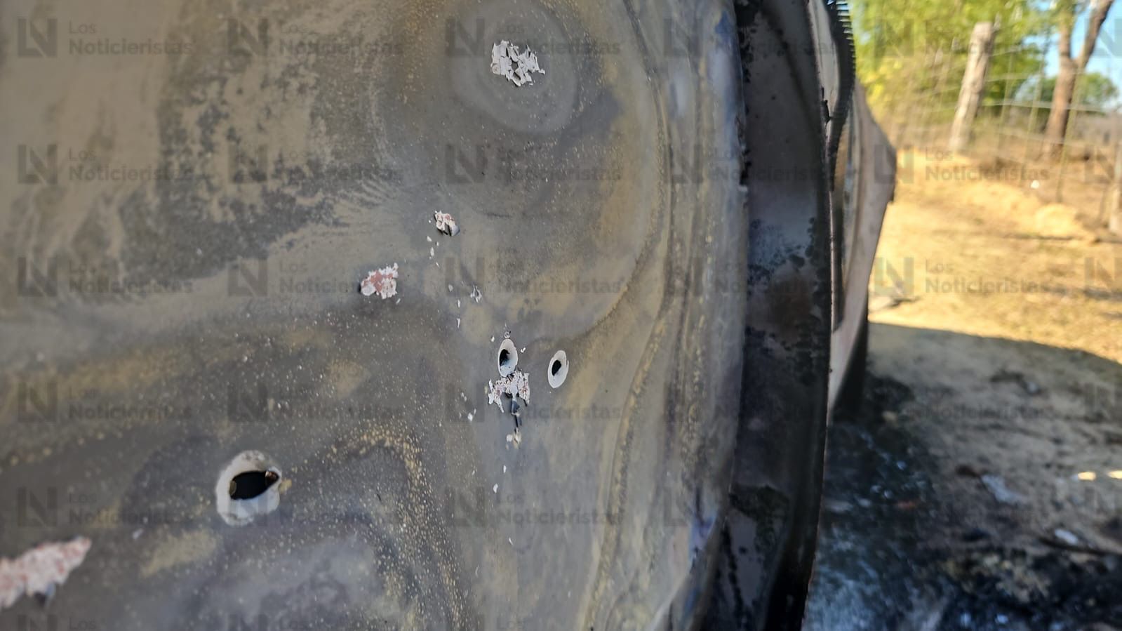 Vehículo con impactos de bala en la carrocería