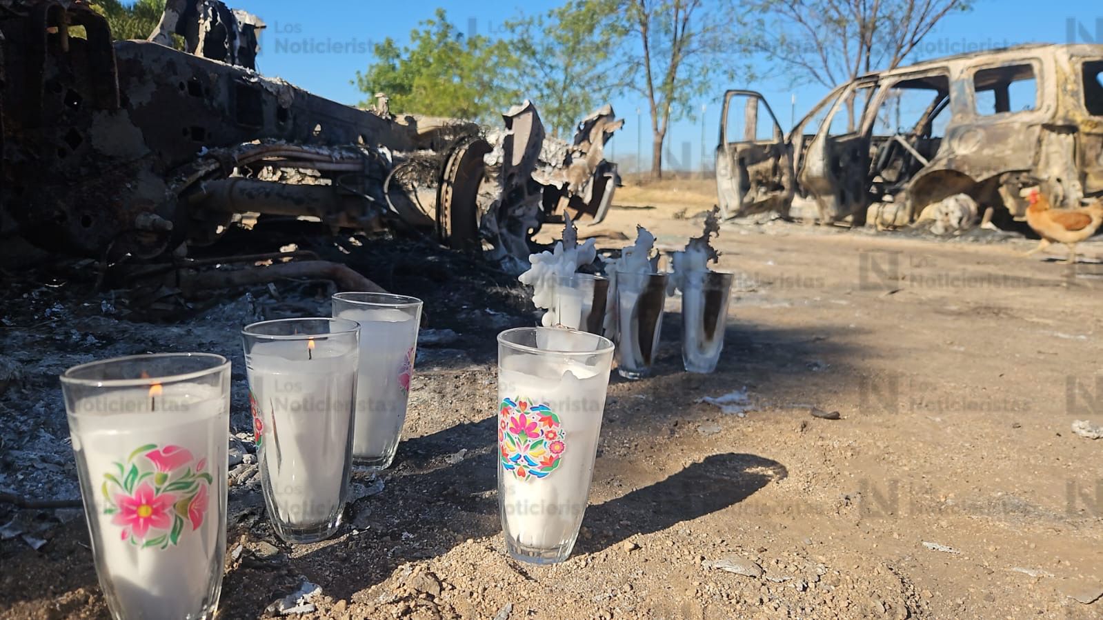 Veladoras colocadas en los restos de un vehículo calcinado