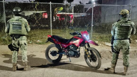 Recuperan 4 vehículos con alteraciones y reporte de robo en Mazatlán y Navolato; un conductor huyó