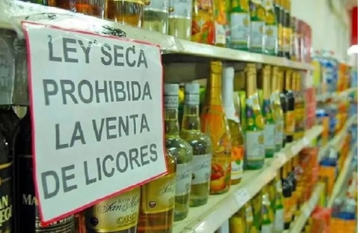 Venta de bebidas alcohólicas y cartel de Ley Seca