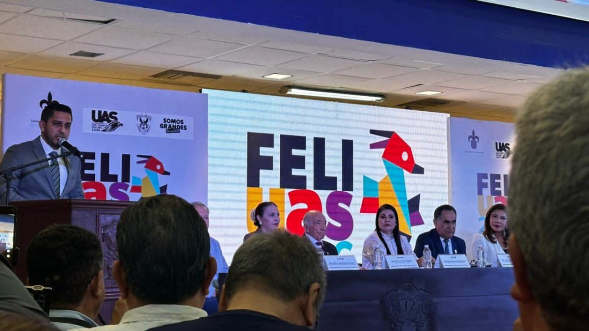vicerrector manuel ivan tostado en la feria del libro en mazatlan