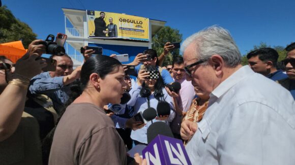 Ante el gobernador, Rubén Rocha, viuda del doctor Píndaro Álvarez exige justicia en Guasave, Sinaloa