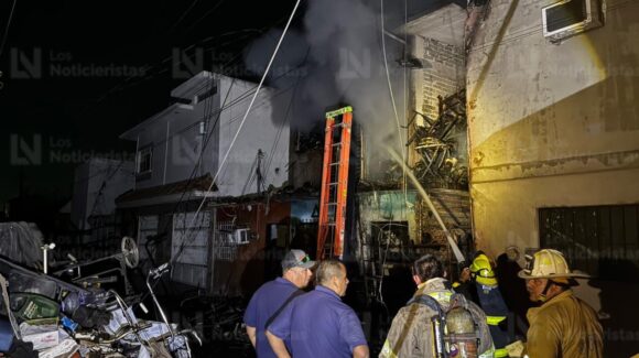 Incendio reduce a cenizas una vivienda en el sector Centro de Los Mochis, Sinaloa