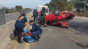 volcadura de nissan tsuru al sur de mazatlan sin