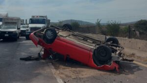 volcadura de nissan tsuru al sur de mazatlan sinaloa lugar