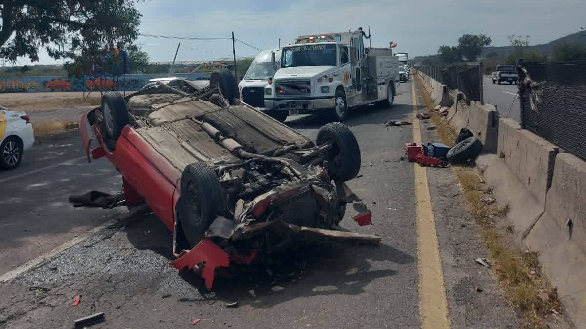 volcadura de nissan tsuru al sur de mazatlan sinaloa