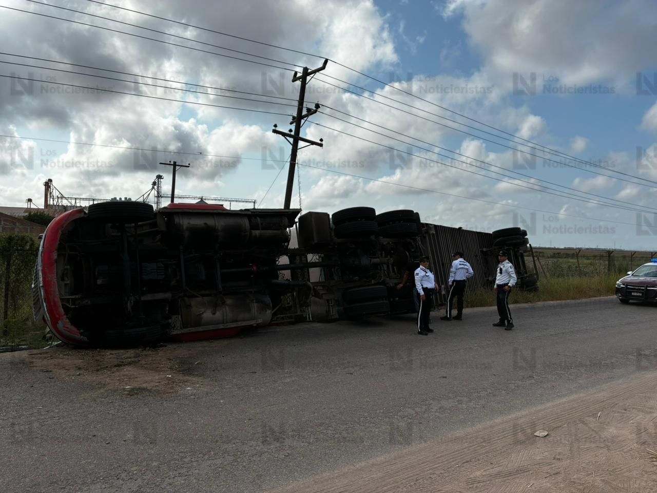 Tráiler queda volcado en el Libramiento Oriente en Ahome