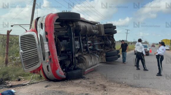 Tráiler cargado con latas de elote queda volcado en el Libramiento Oriente en Ahome, Sinaloa