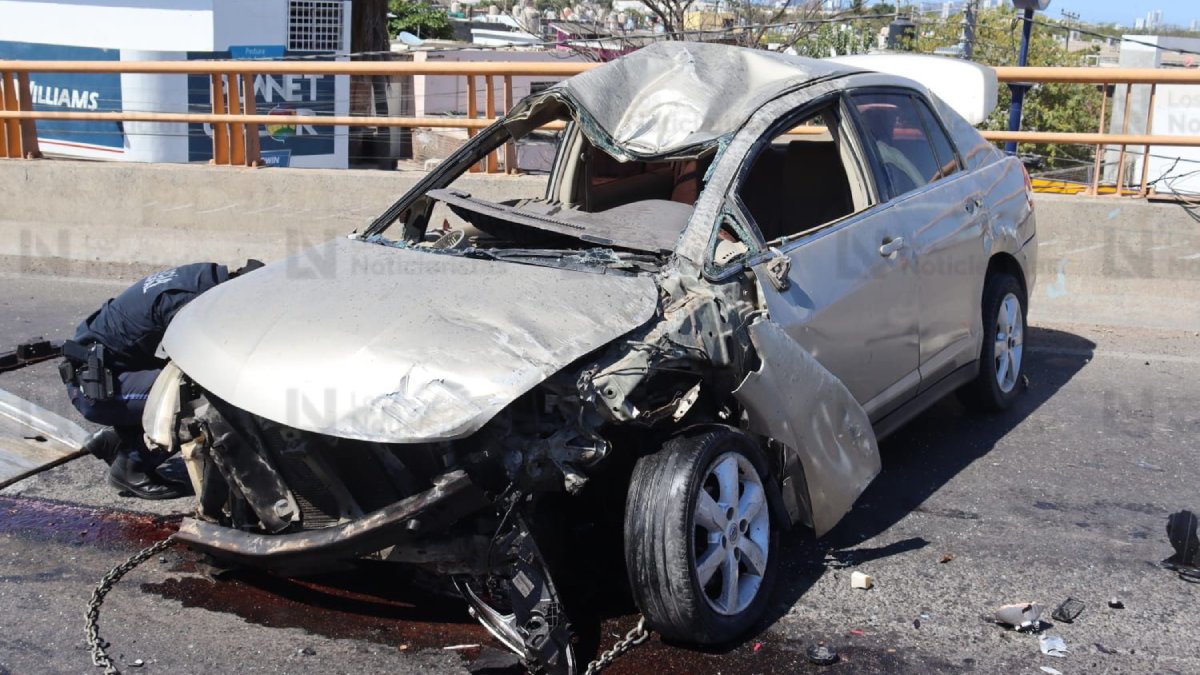 volcadura en carretera internacional al sur de mazatlan percance