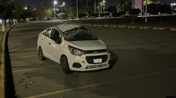 Un lesionado y daños materiales deja volcadura de vehículo en el Desarrollo Urbano Tres Ríos de Culiacán, Sinaloa
