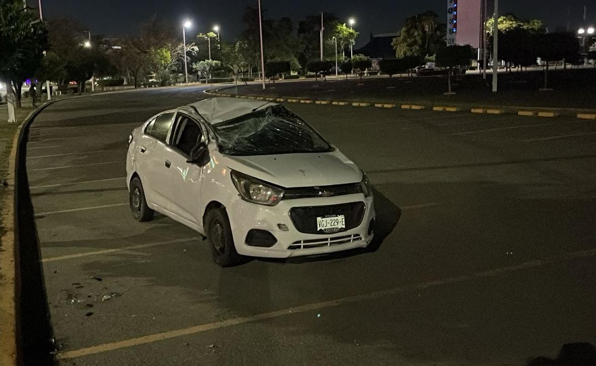 Volcadura en el Desarrollo Urbano Tres Ríos, Culiacán, Sin.