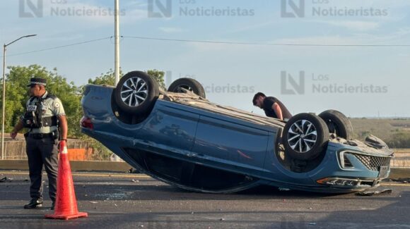 Volcadura de vehículo deja daños materiales y congestionamiento vial por La Costerita, al sur de Culiacán, Sinaloa