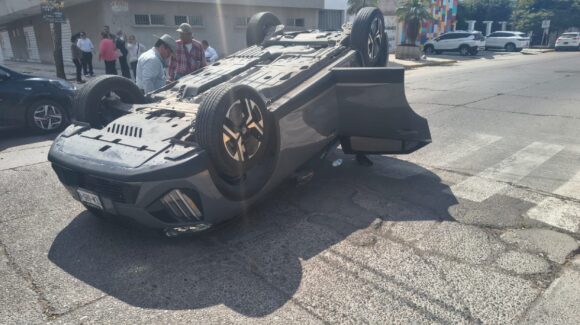 Mujer resulta lesionada tras sufrir volcadura en el centro de la ciudad de Los Mochis, Sinaloa