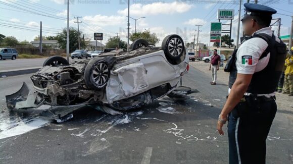 Vuelca automóvil al salir del túnel del sector Del Valle de Culiacán, Sinaloa