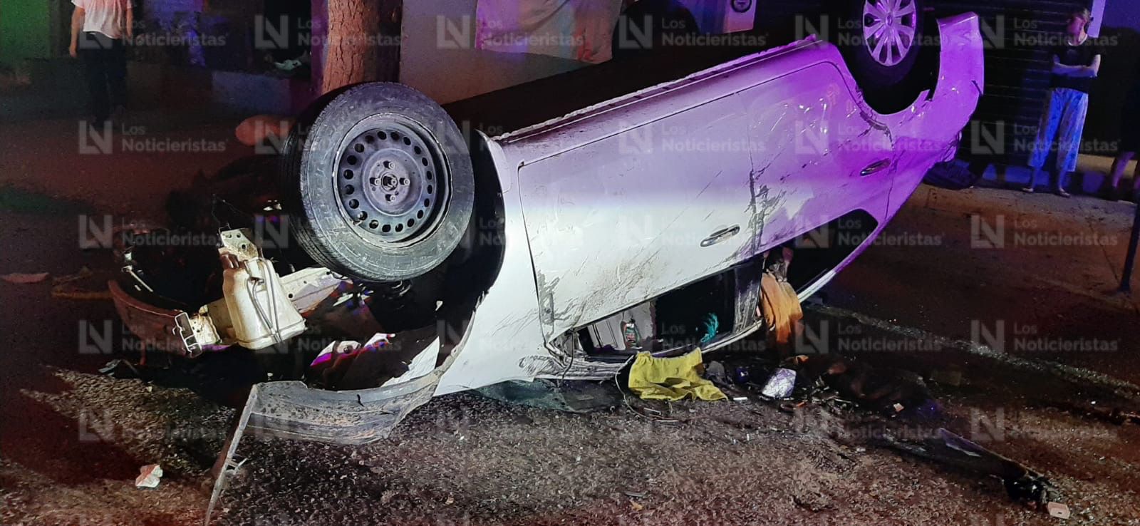 vuelca automovil en los mochis sinaloa tras chocar con monticulo de tierra